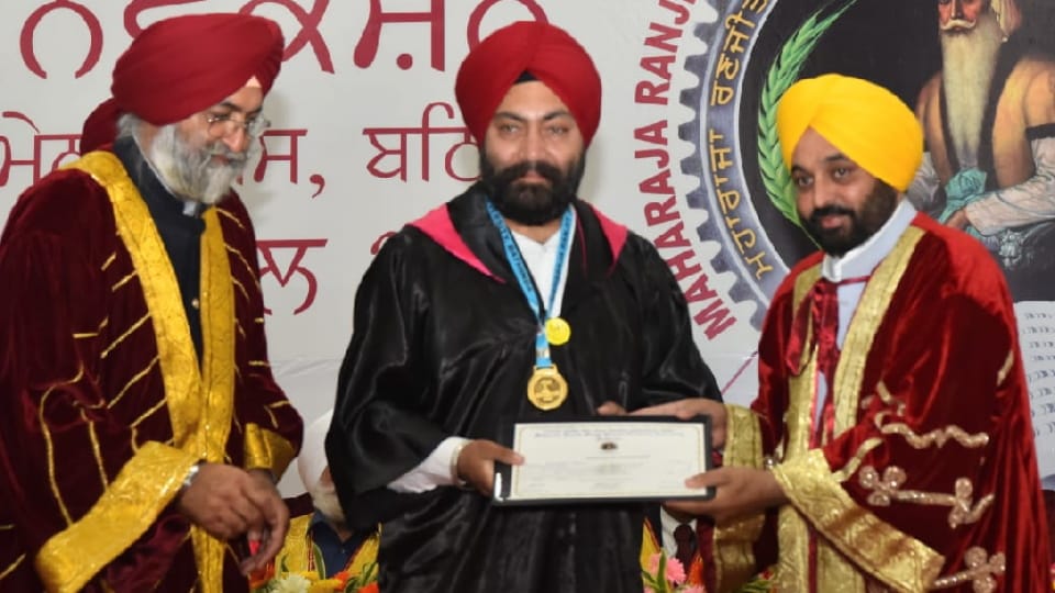 Punjab Cm Bhagwant Mann distribute degrees to students in maharaja Ranjit Singh University Bathinda