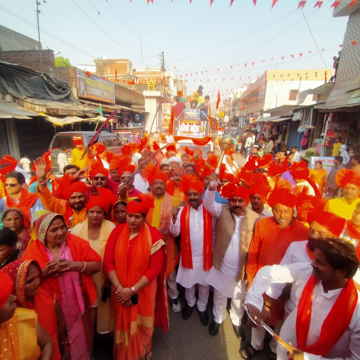 Lord Shri Ram's ride, men and women immersed in devotion