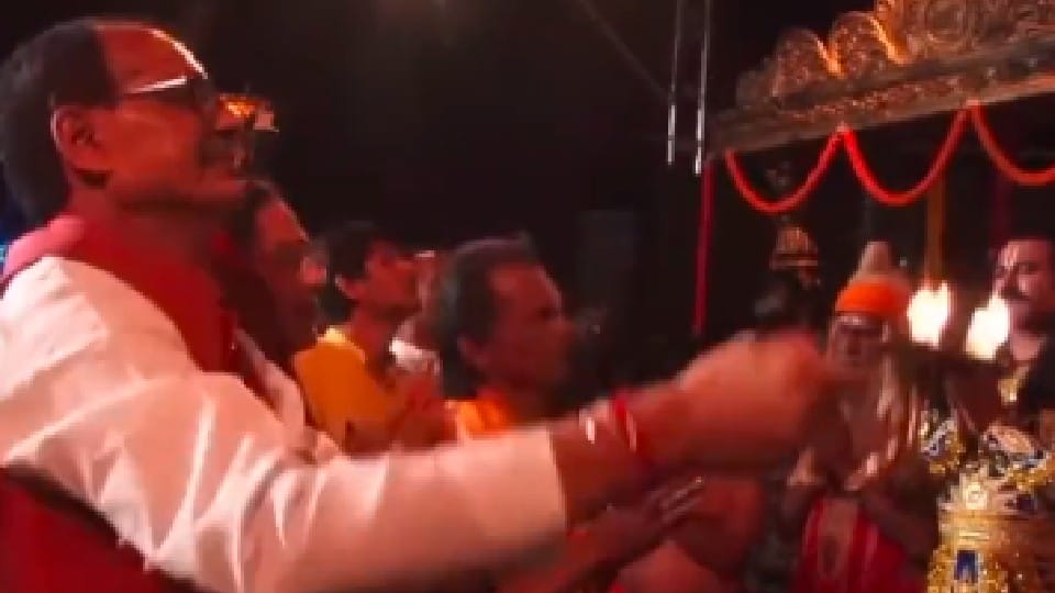 Madhya Pradesh: After lighting lakhs of lamps in Orchha, a view of Deepawali was seen