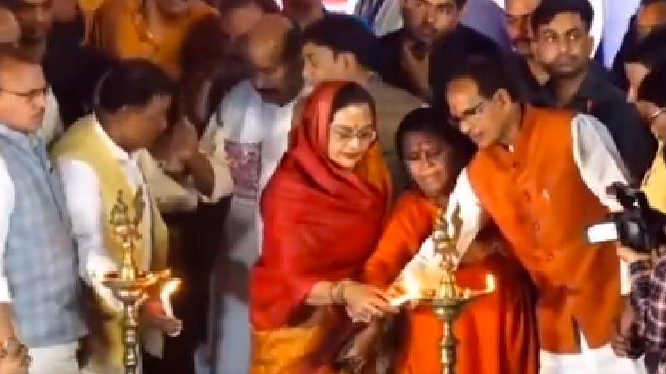 Madhya Pradesh: After lighting lakhs of lamps in Orchha, a view of Deepawali was seen
