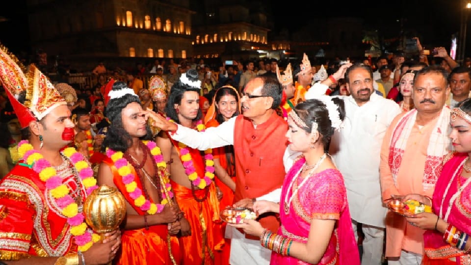 Madhya Pradesh: After lighting lakhs of lamps in Orchha, a view of Deepawali was seen