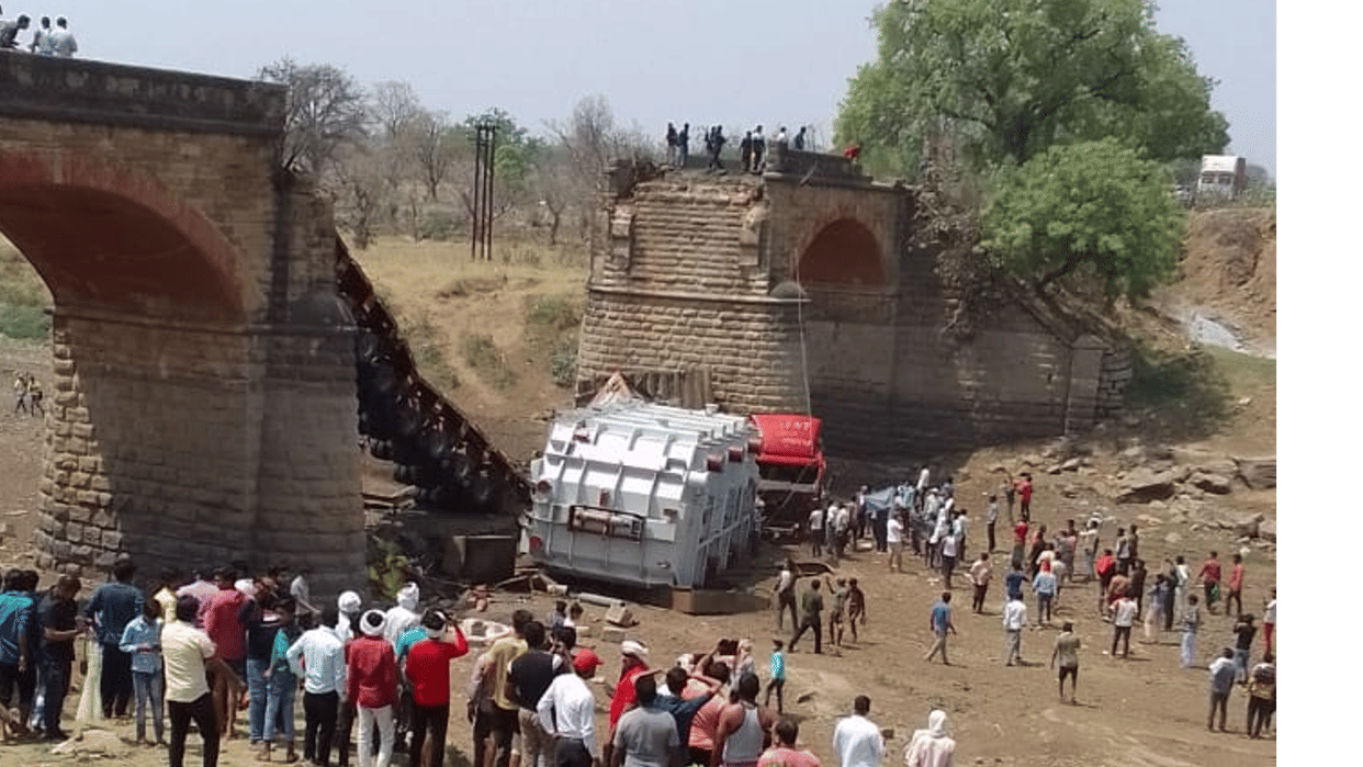 Bhopal-Nagpur Highway closed: The bridge built on the Sukhtwa river collapsed with heavy machinery carrying trolley.