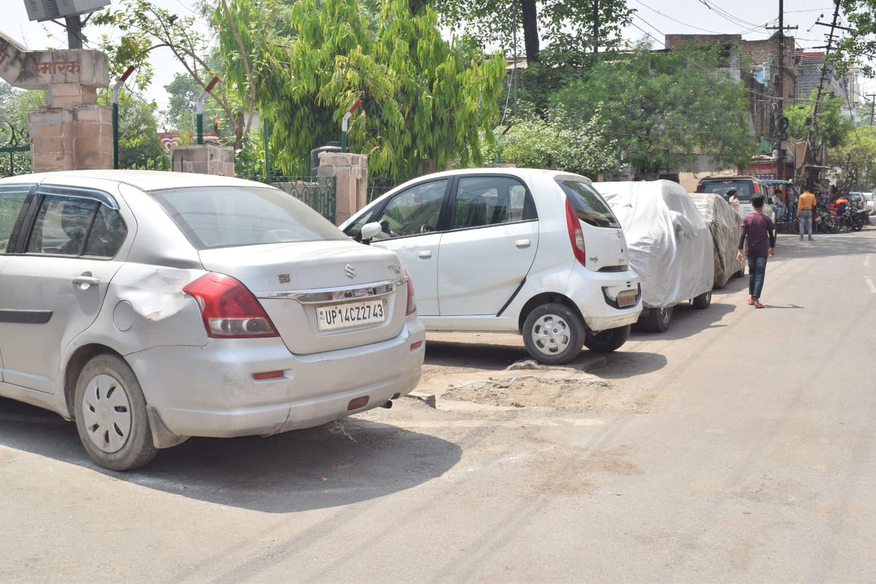 causing traffic jam cars parked on the road