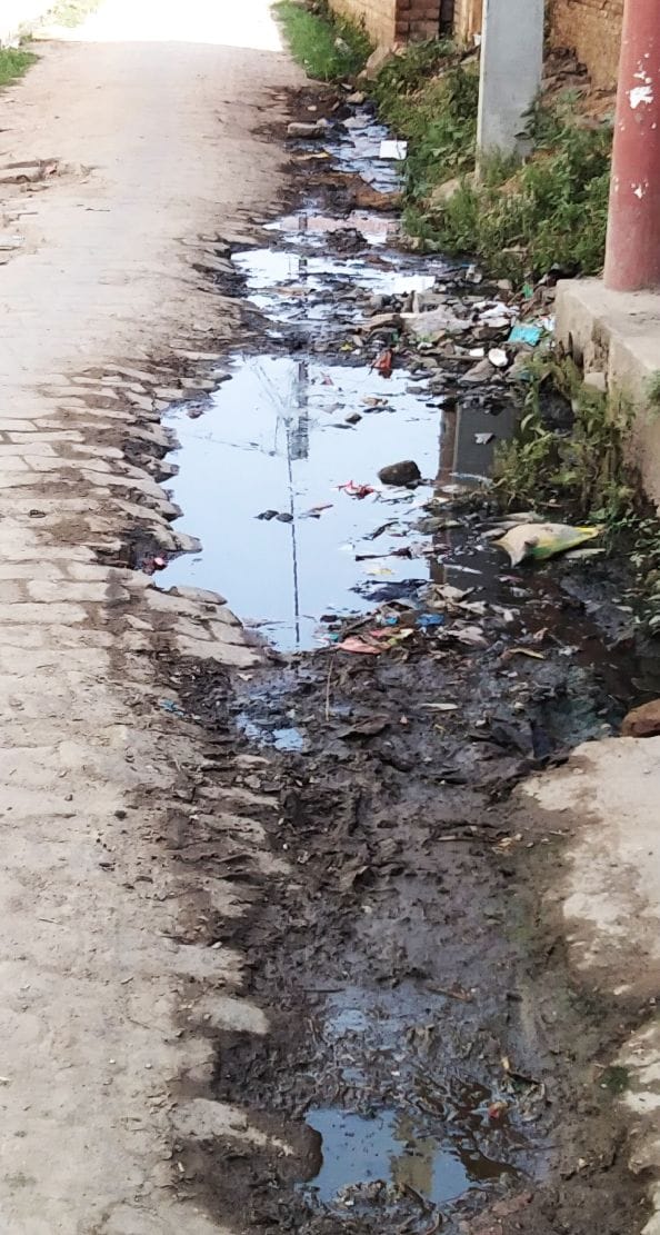 The people of the village are upset due to the dirt in Dabhaura, the lighting system collapsed