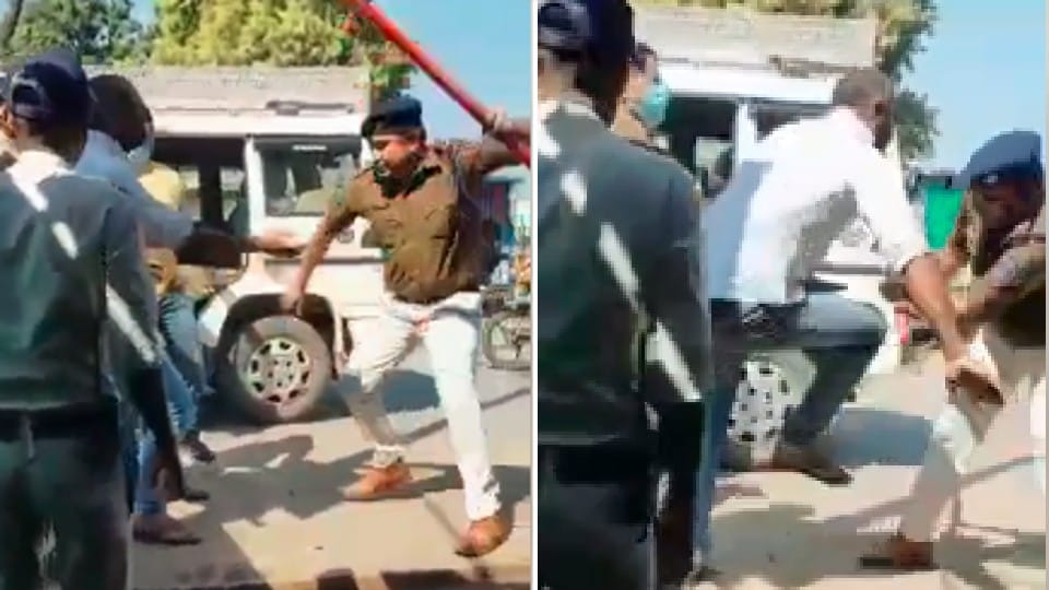 Sidhi police again in headlines: The then station in-charge beat a person with sticks in the middle of the road, the video is going viral