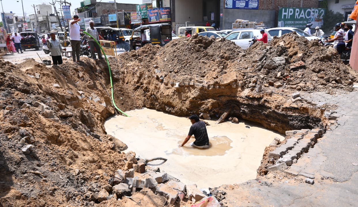 Bhiwani's Dinod Gate chowk on the sunken road, jammed