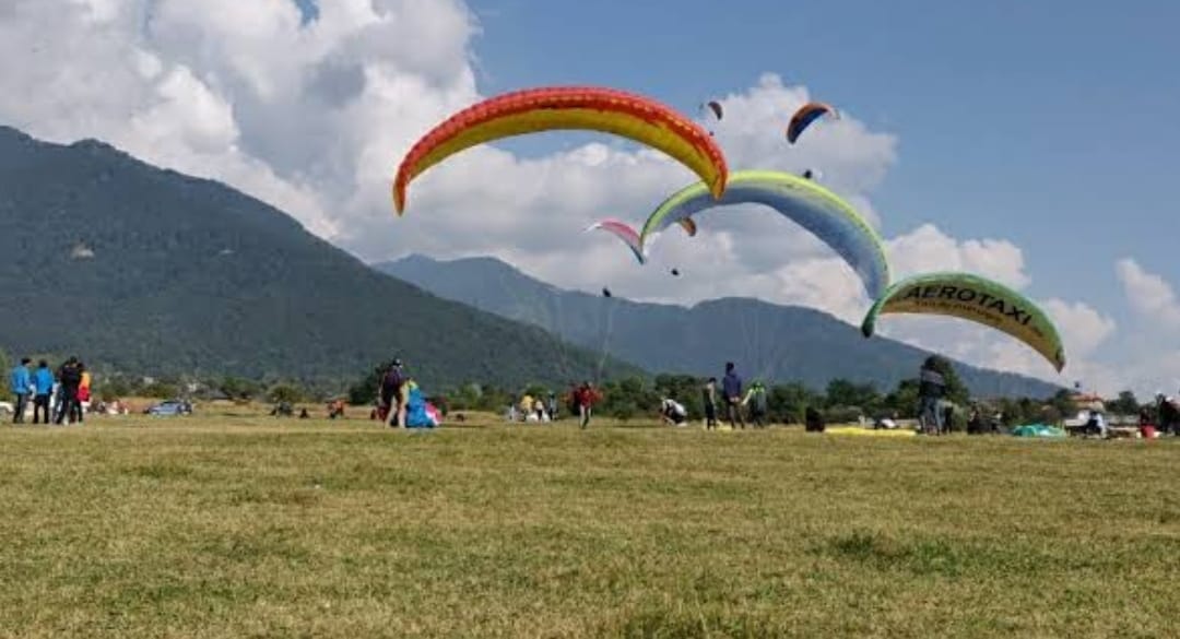Tourists took flight in the sky in Bir Billing