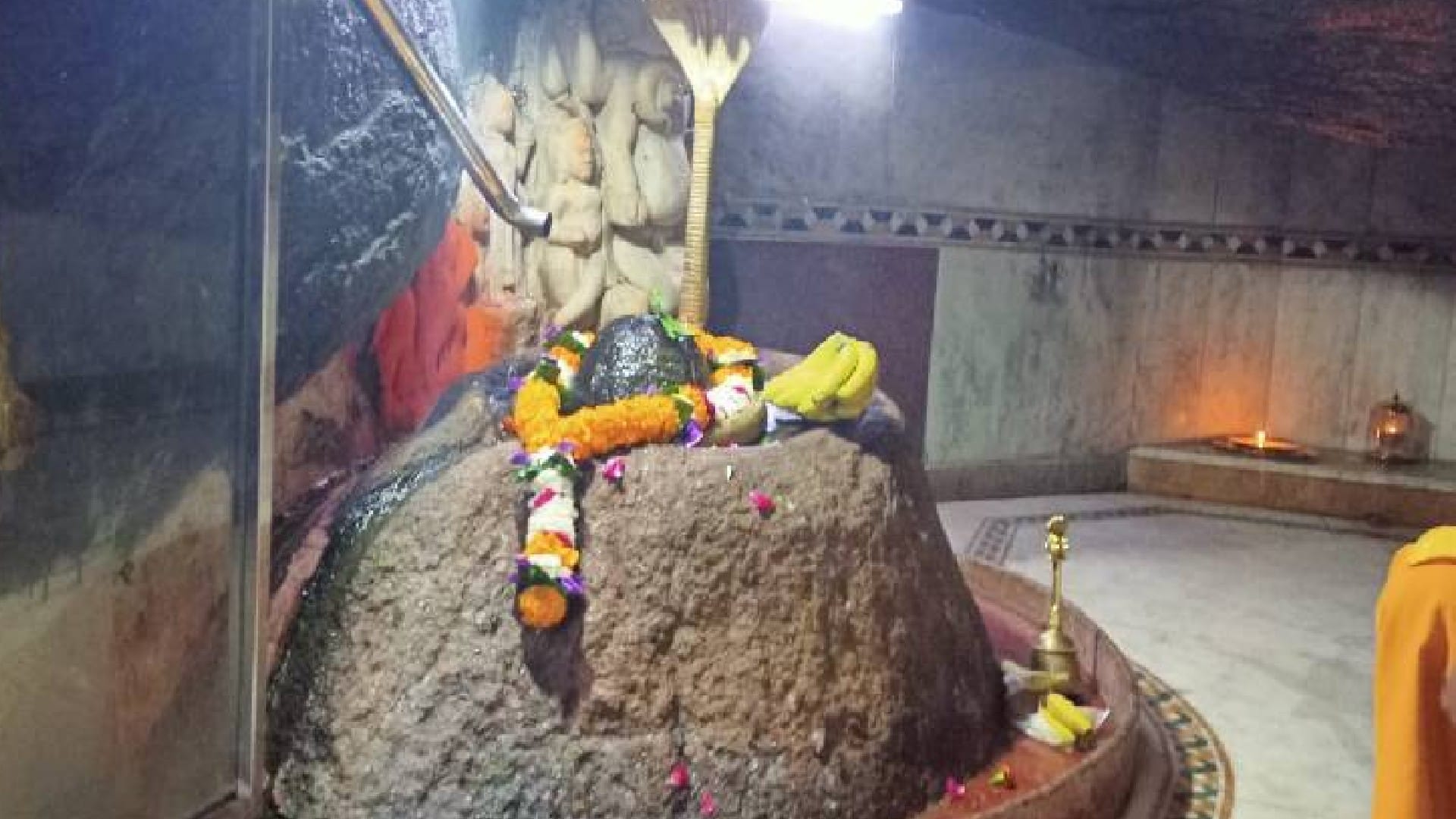 Astro Remedies Do These Secret Upay Near Shivling to Get Money Happiness and Prosperity