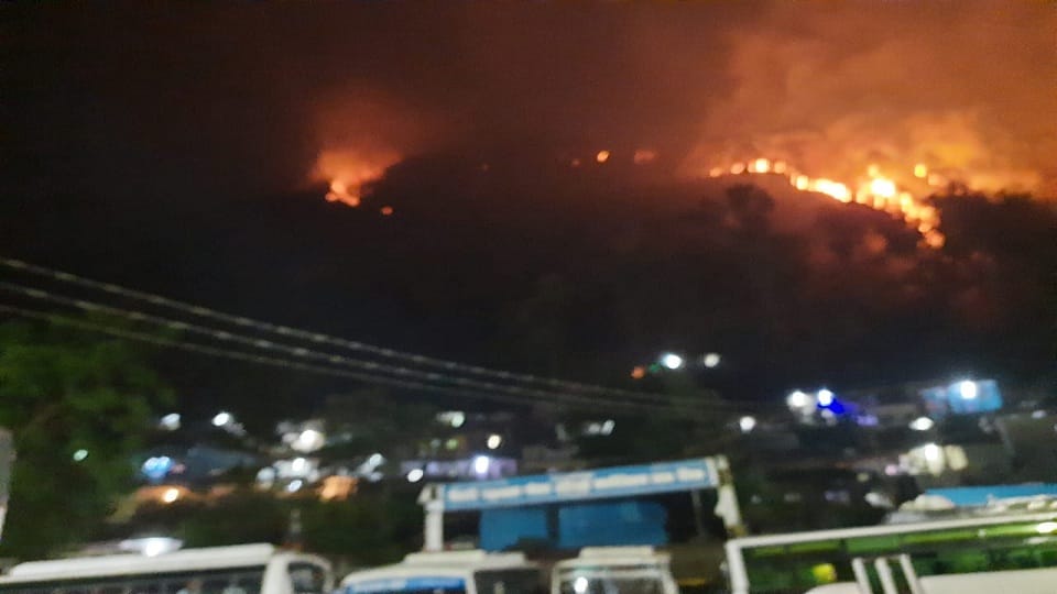 fire broke out in varunavat mountain above uttarkashi headquarters
