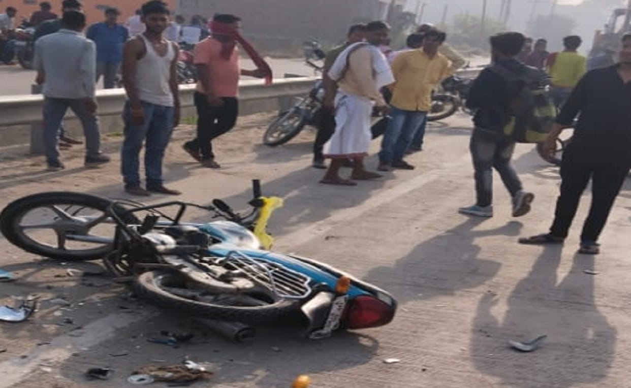 Road accident in varanasi youth died and his friend injured after his bike  rammed into truck while returning  from Vindhyachal