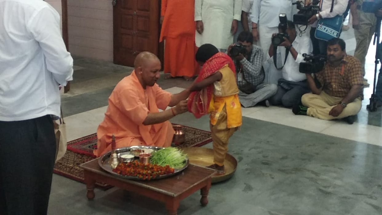 Chief Minister Yogi Adityanath provided food to the girls on Ram Navami