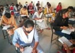 महारानी लक्ष्मीबाई इंटर कॉलेज में इंटरमीडिएट की परीक्षा देती छात्राएं। संवाद