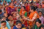 सामान बांटती महिलाएं।