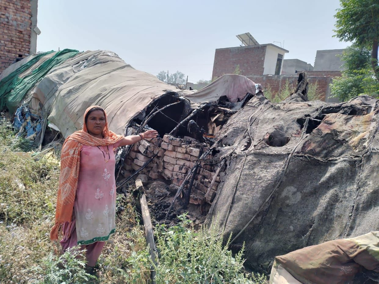 A fire broke out in the slum, the son was attacked with a brick