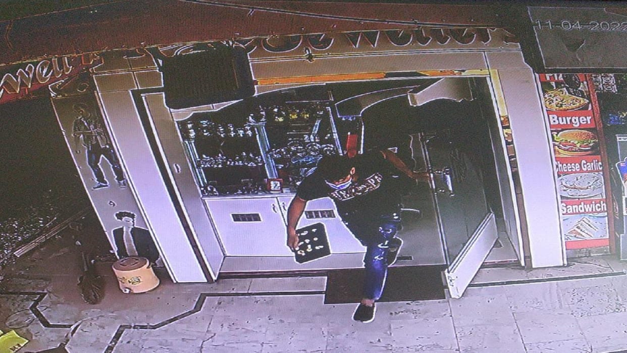 miscreant ran away from shop in broad daylight with a box full of gold rings police was patrolling at a distance of 100 meters