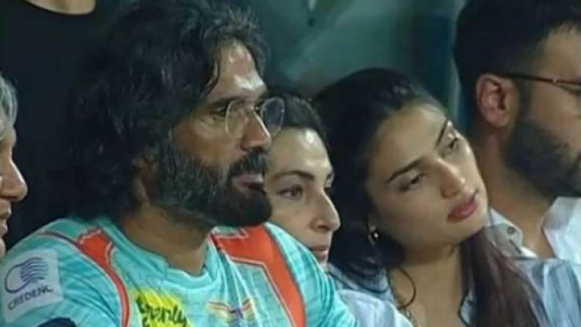 IPL 2022 KKR vs DC and RR vs LSG Match Highlights Hindi Athiya shetty, Dhanshree and Sunil Shetty reached Stadium
