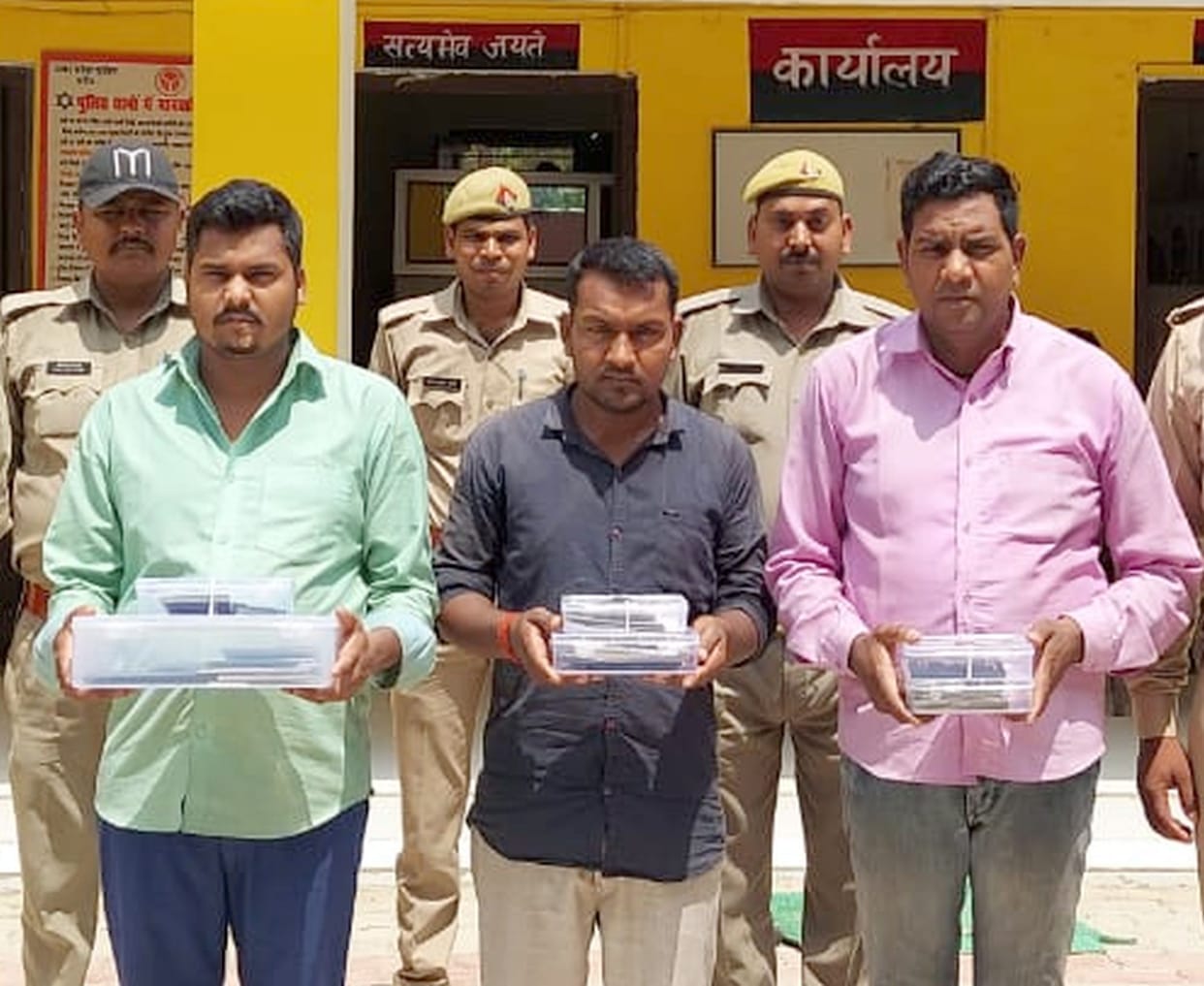 Three thugs who cheated in the name of foreign sender arrested
