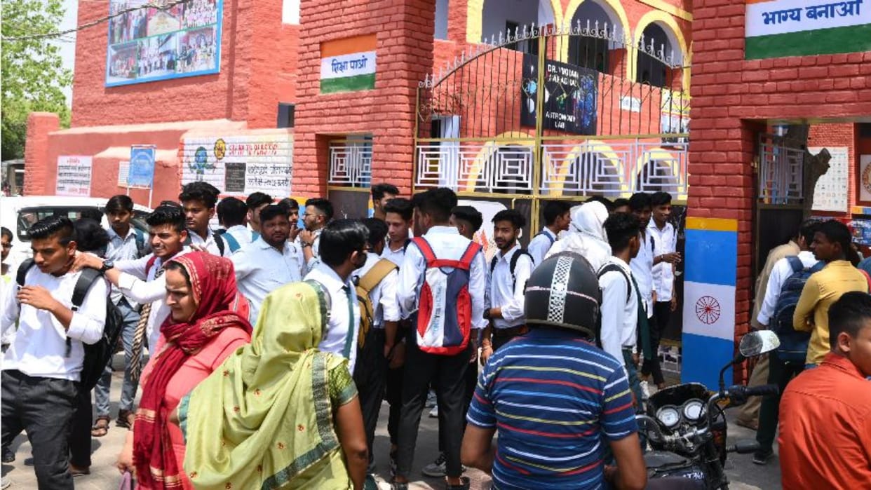 330 copycats caught in 12th English exam in Haryana
