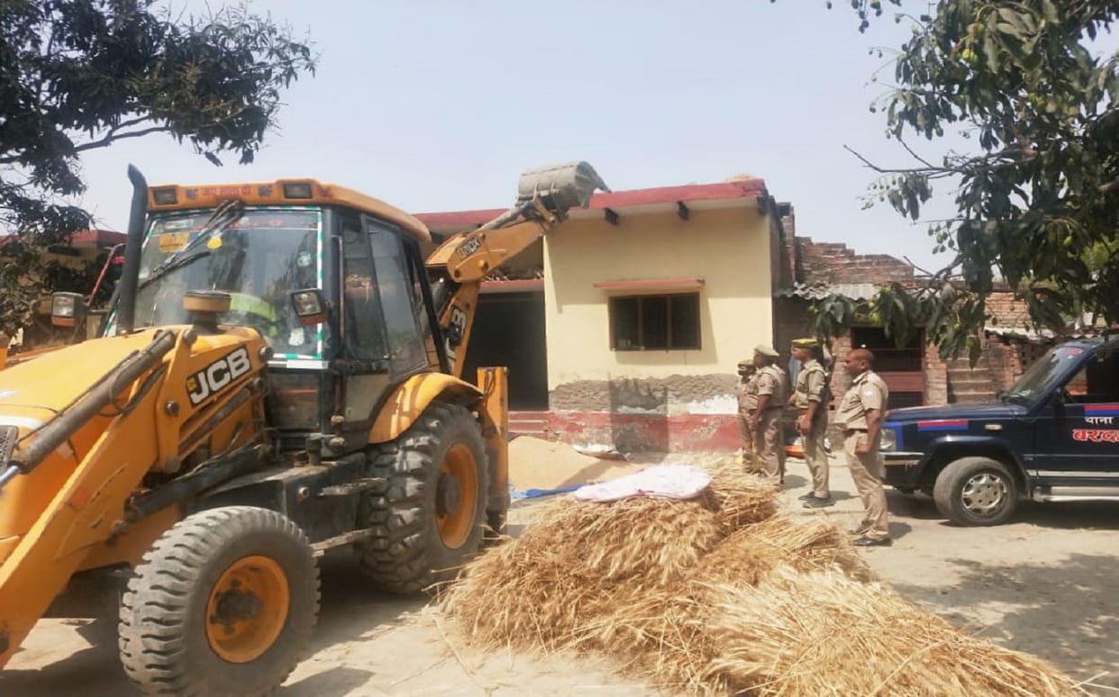 fear of Bulldozer among criminal in up gangster accused surrendered himself in azamgarh after police reach his home with bulldozer