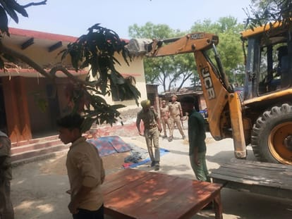 fear of Bulldozer among criminal in up gangster accused surrendered himself in azamgarh after police reach his home with bulldozer