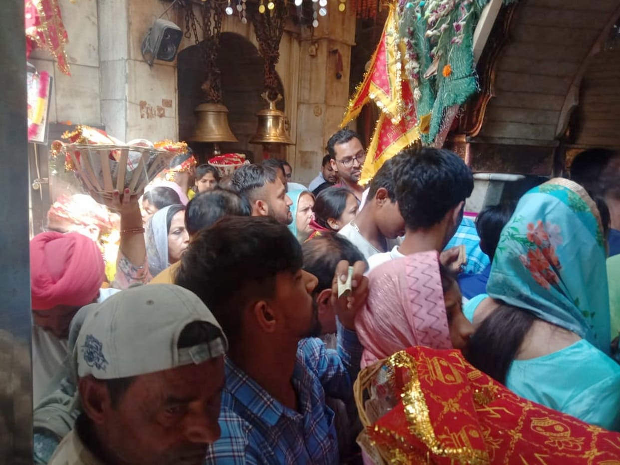 Crowd of devotees gathered in Chintpurni temple