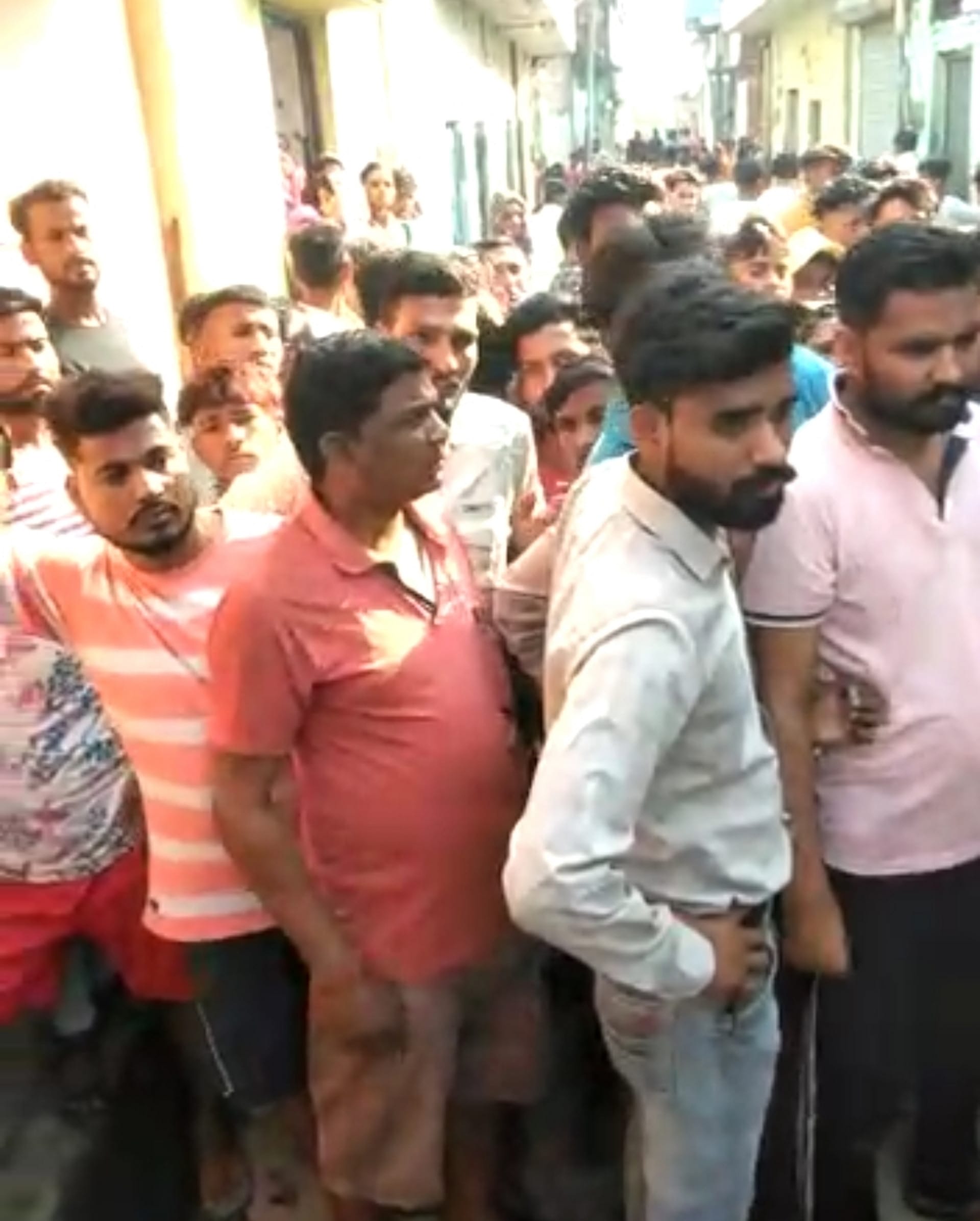 Murder, Husband kills wife by stabbing her with a knife