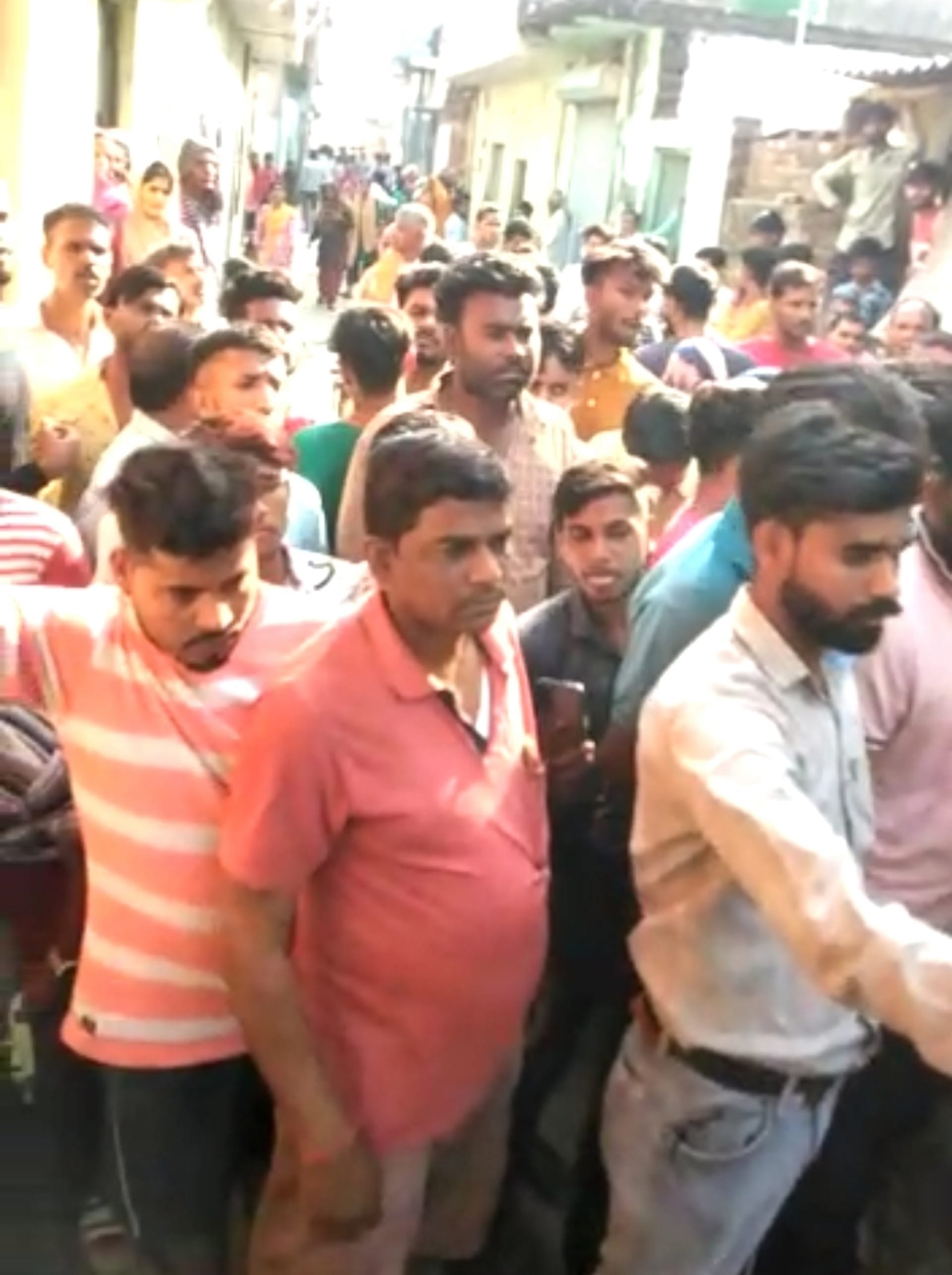 Murder, Husband kills wife by stabbing her with a knife