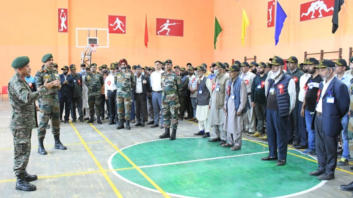 Lt Gen upendra Dwivedi interacts with the ex servicemen of kashmir