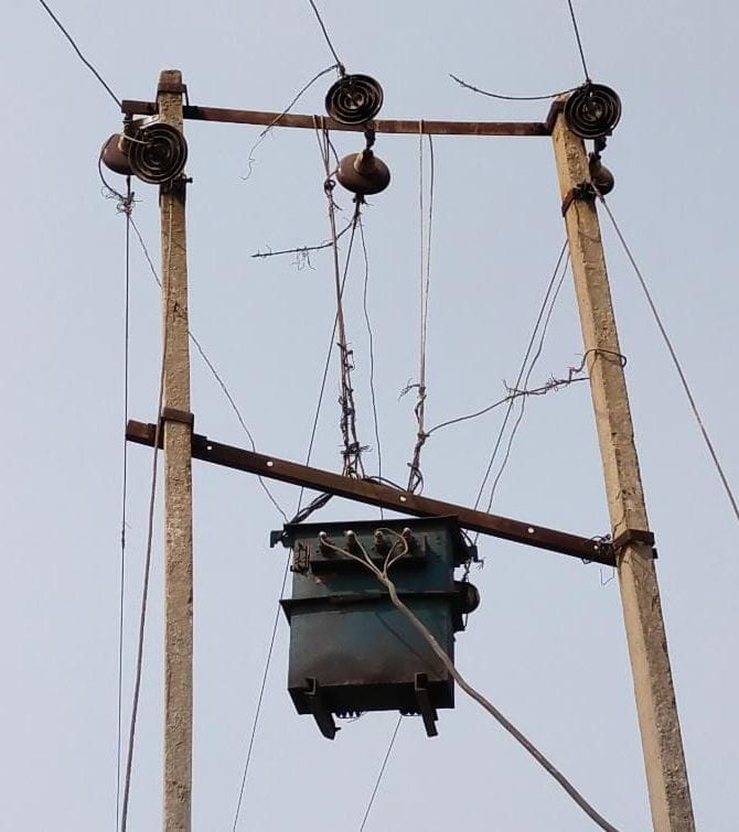 hardoi news,Transformer hanging in the air, giving a feast to the accident