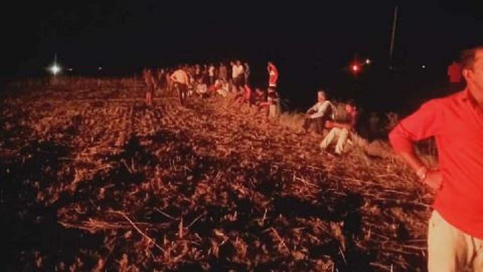fire destroys 17 bighas of wheat crop ashes due to spark from electric wire in agra