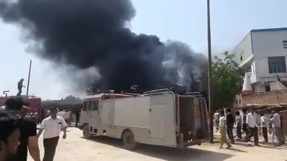 Massive fire broke out in shoe factory, gym and showroom hit in agra