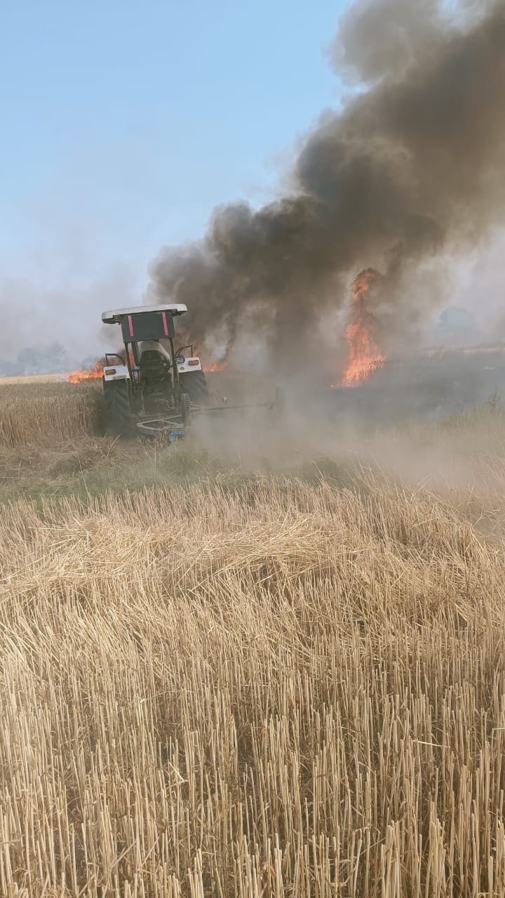 The combine came in the grip of high tension wires, the driver saved his life by jumping