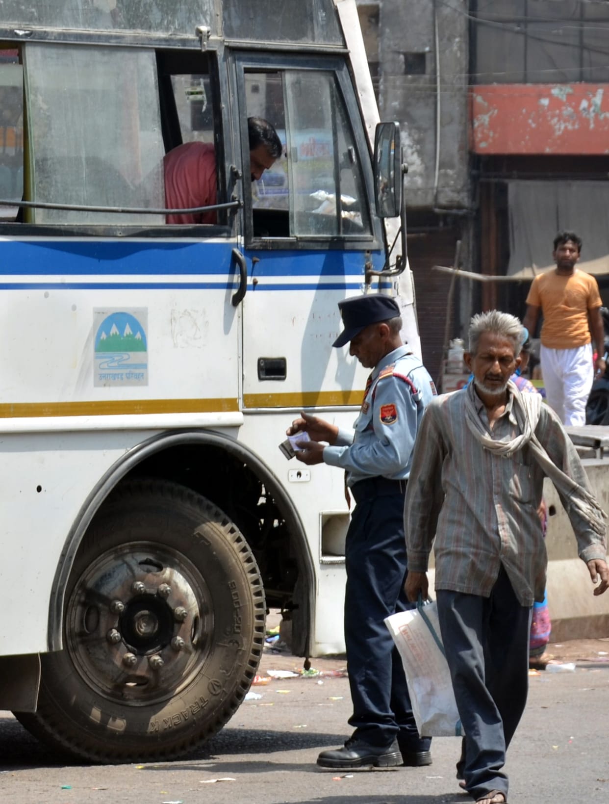 Misbehavior with conductor for not getting down at the dhaba in haldwani