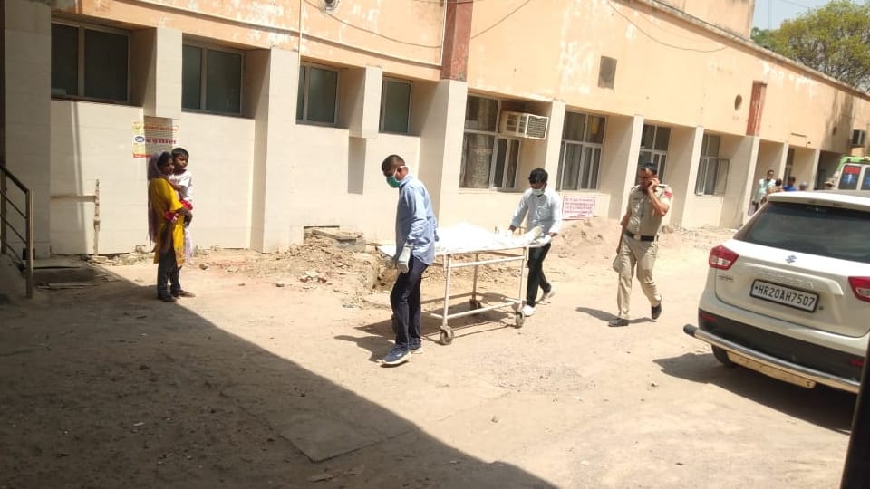 Hisar Double Murder Case: Relatives protest in civil hospital