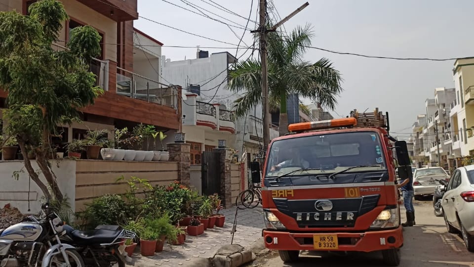 Yamunanagar: Glasses of the house broken due to the sound of firecrackers falling on ground