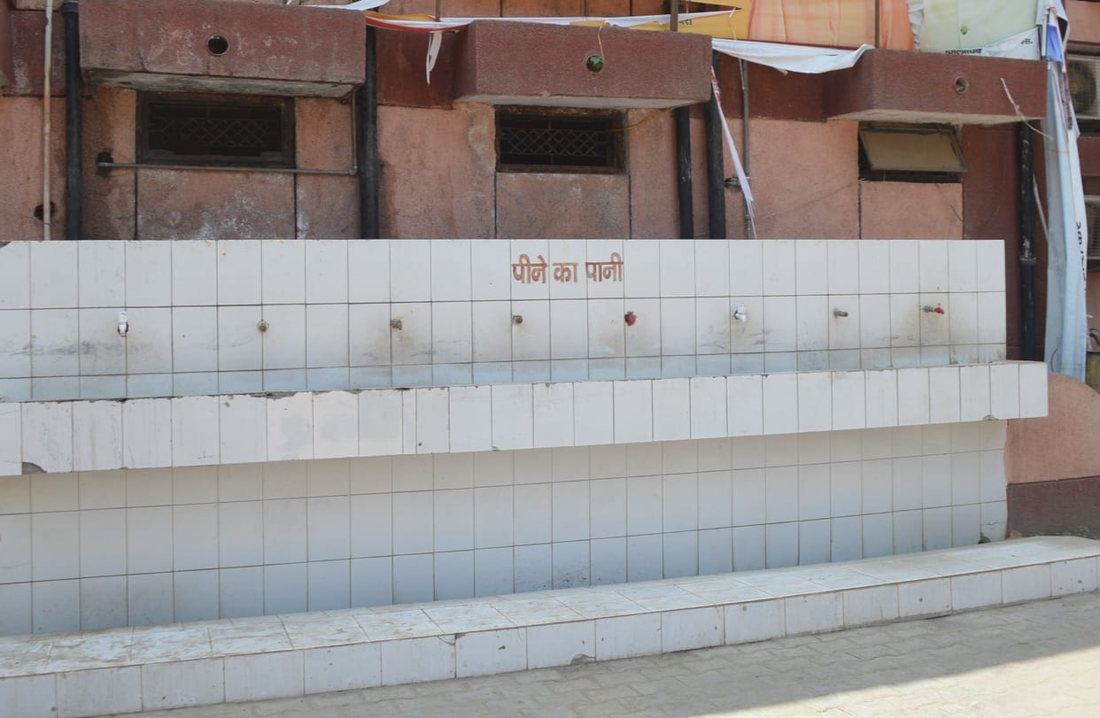 Hathras: Patients wandering for water in district hospital, attendants