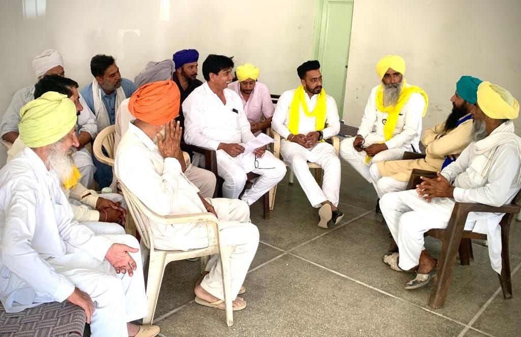 Summons sent to 100 farmers of Thiraj village and warned to put up a firm front again
