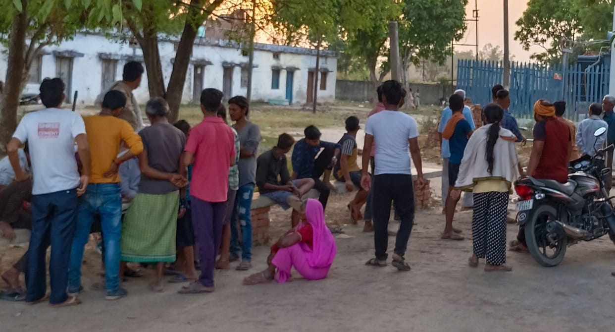 Kanpur dehat : When the crop was burnt, the farmers stopped the electricity of 150 villages, created a ruckus at the sub-centre