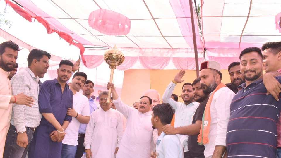Politics: bjp president JP Nadda said that Congress is a family party, not an Indian