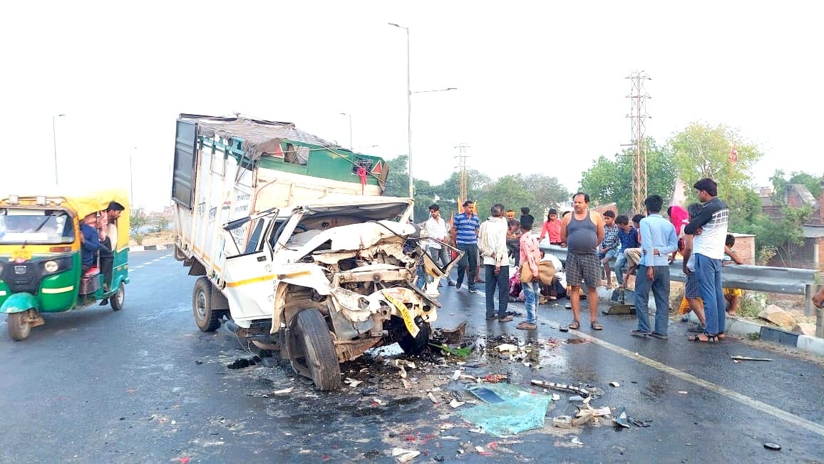 Horrific road accident in Etawah, Pickup and dumper collide, father and son died