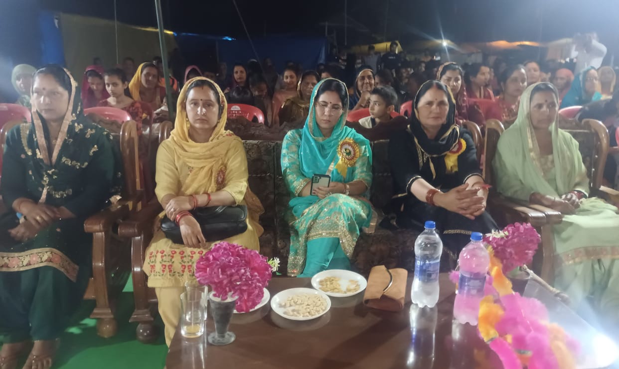 The audience danced on Rang Roop Tera Bada Pyara Shilpa Shimla Wale