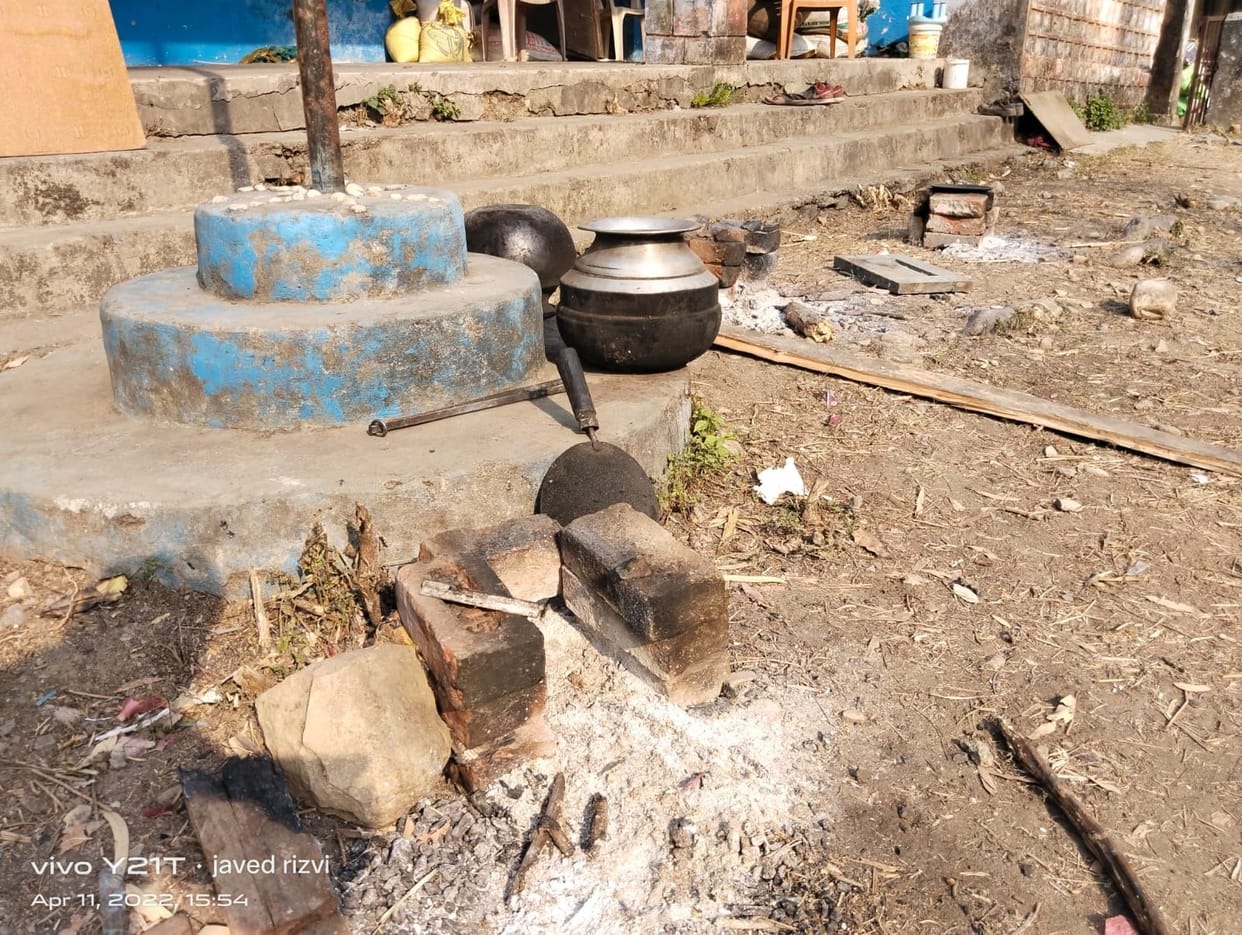 Goods in the open, food being prepared under the open sky