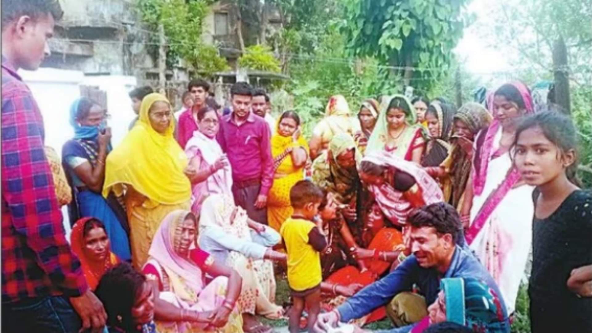 lineman suicide in lakhimpur kheri Wife says junior engineer abused Gokul One lakh rupees and unreasonable demand