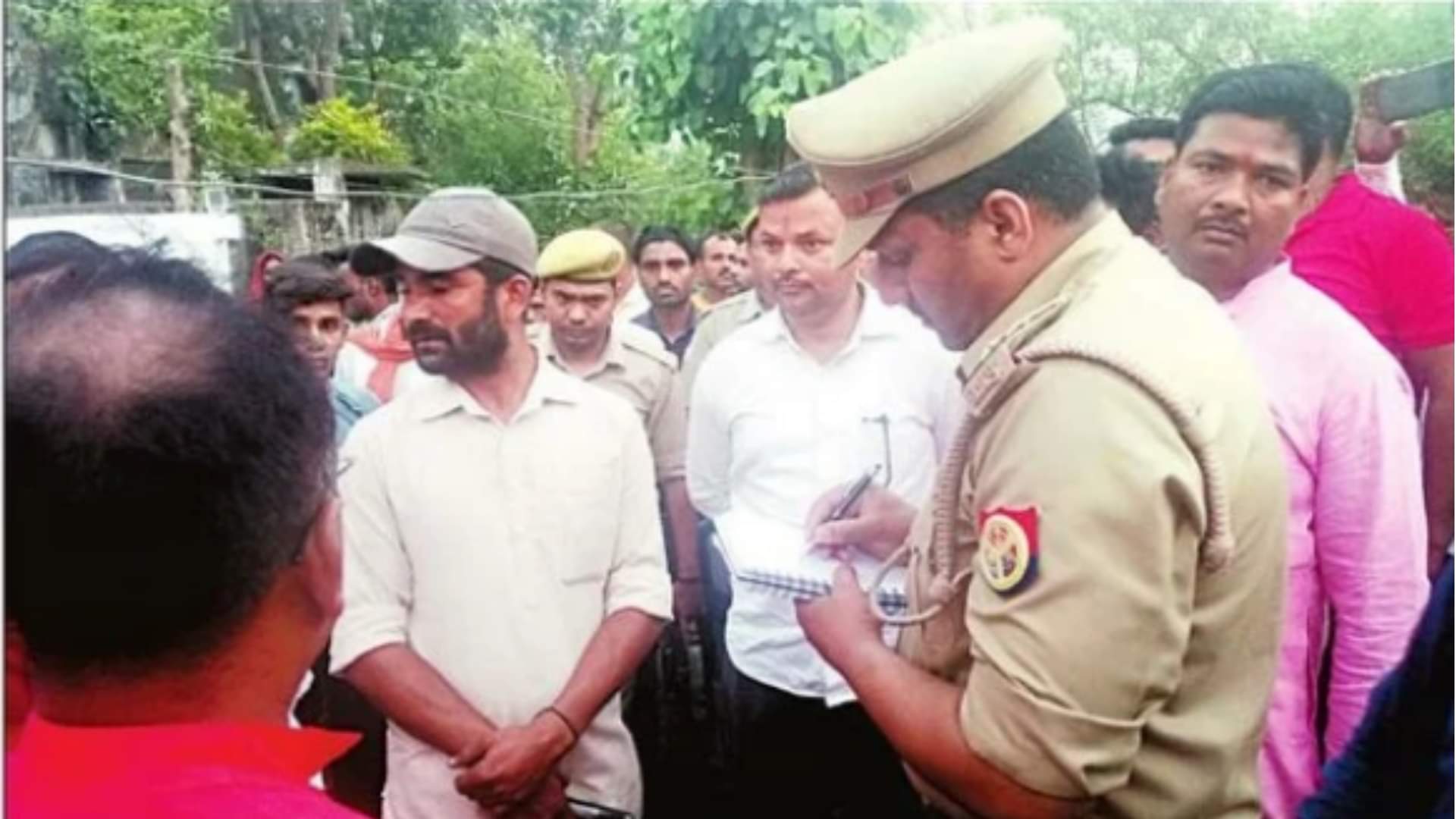 lineman suicide in lakhimpur kheri Wife says junior engineer abused Gokul One lakh rupees and unreasonable demand