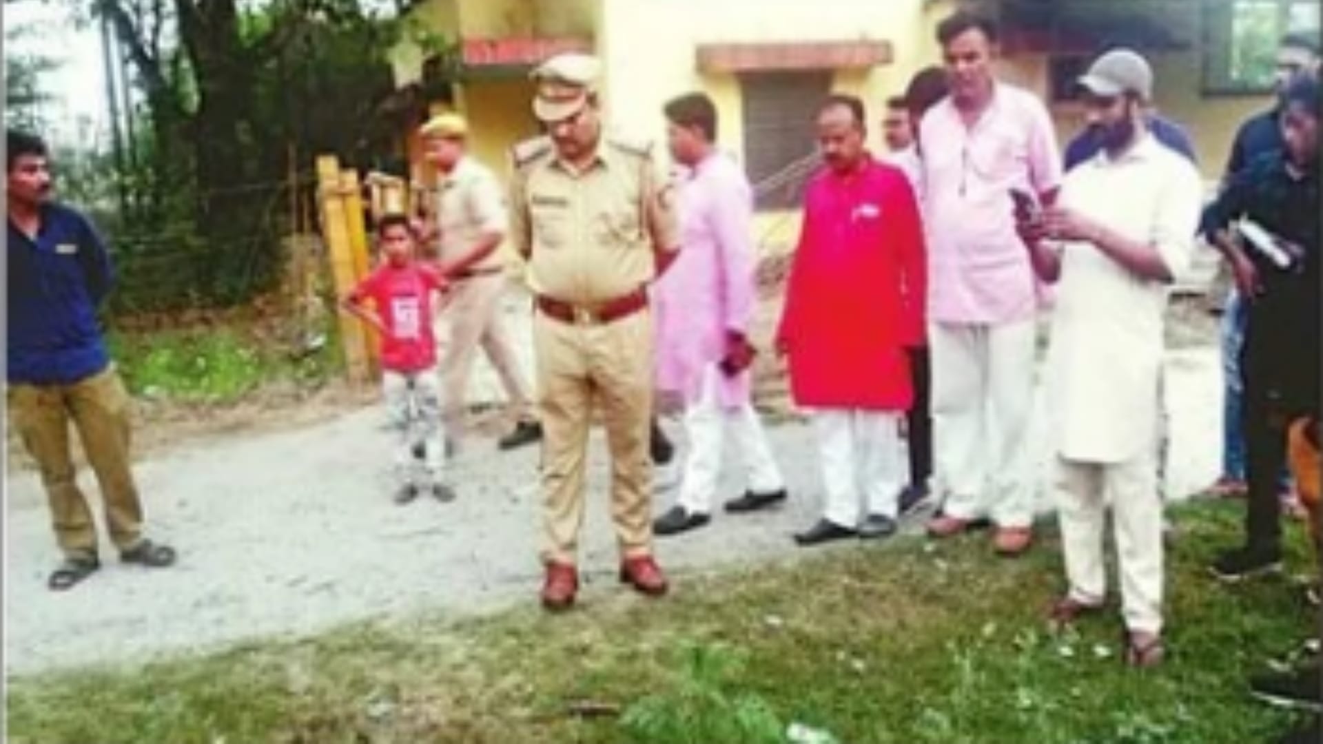 lineman suicide in lakhimpur kheri Tired of being tortured by JE lineman committed suicide After making video in lakhimpur kheri