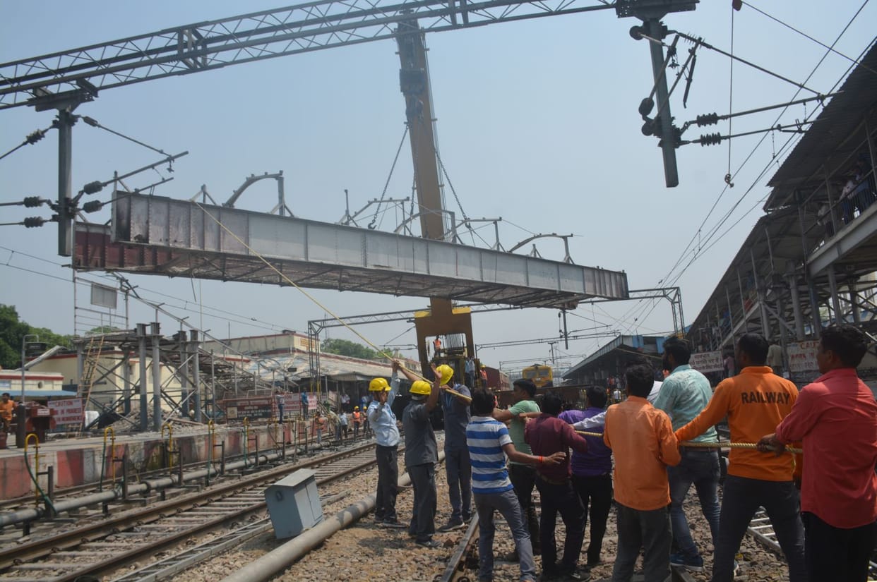 It took five hours to remove the 127 year old bridge of the railway station