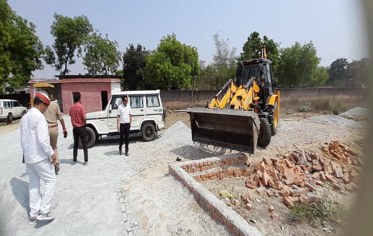 mafia mukhtar ansari nearest ganesh mishra  illegal plotting  demolished by bulldozer in mau at five acres of land