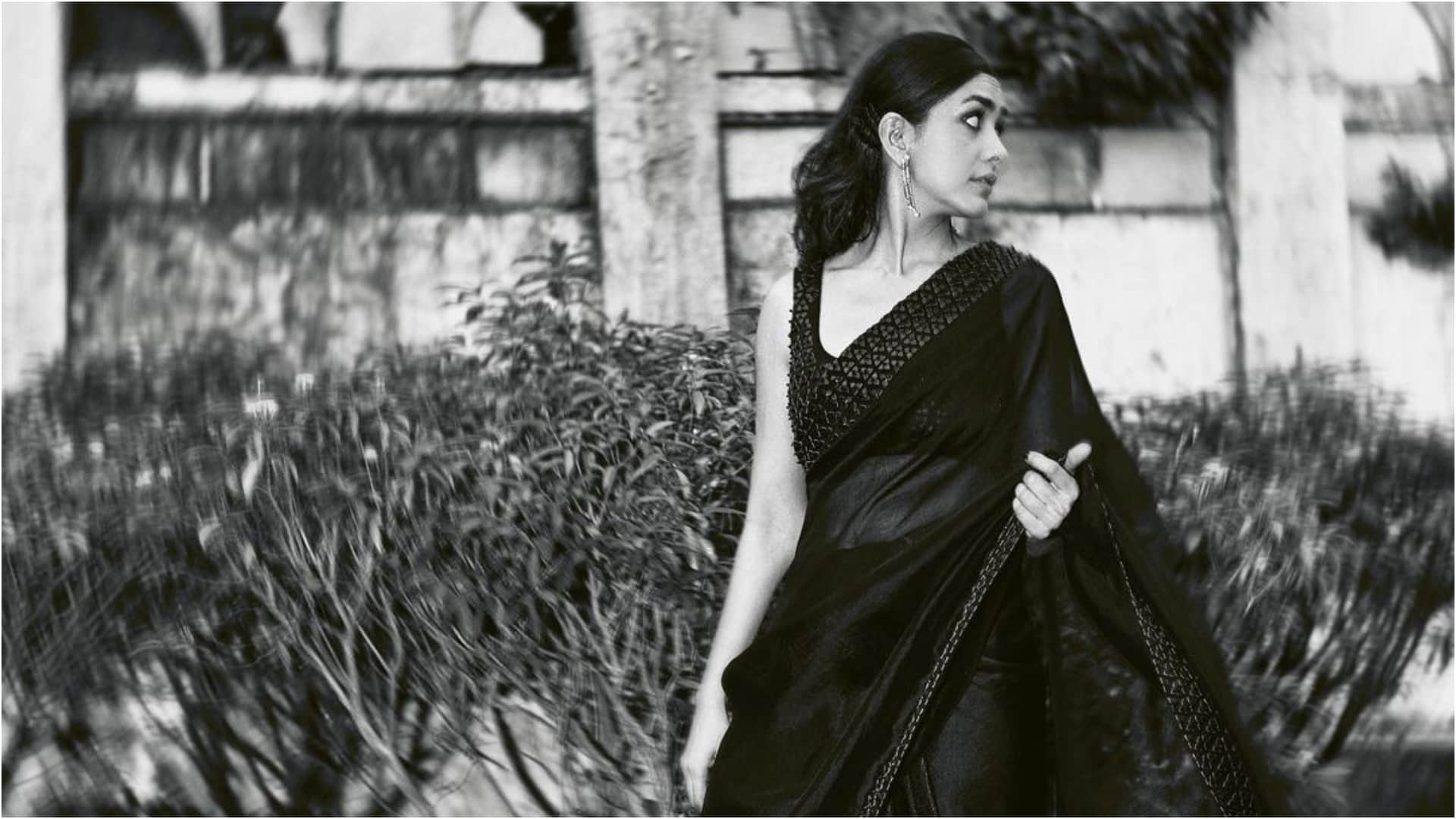 mrunal thakur jersey actress vintage look in 82k black saree