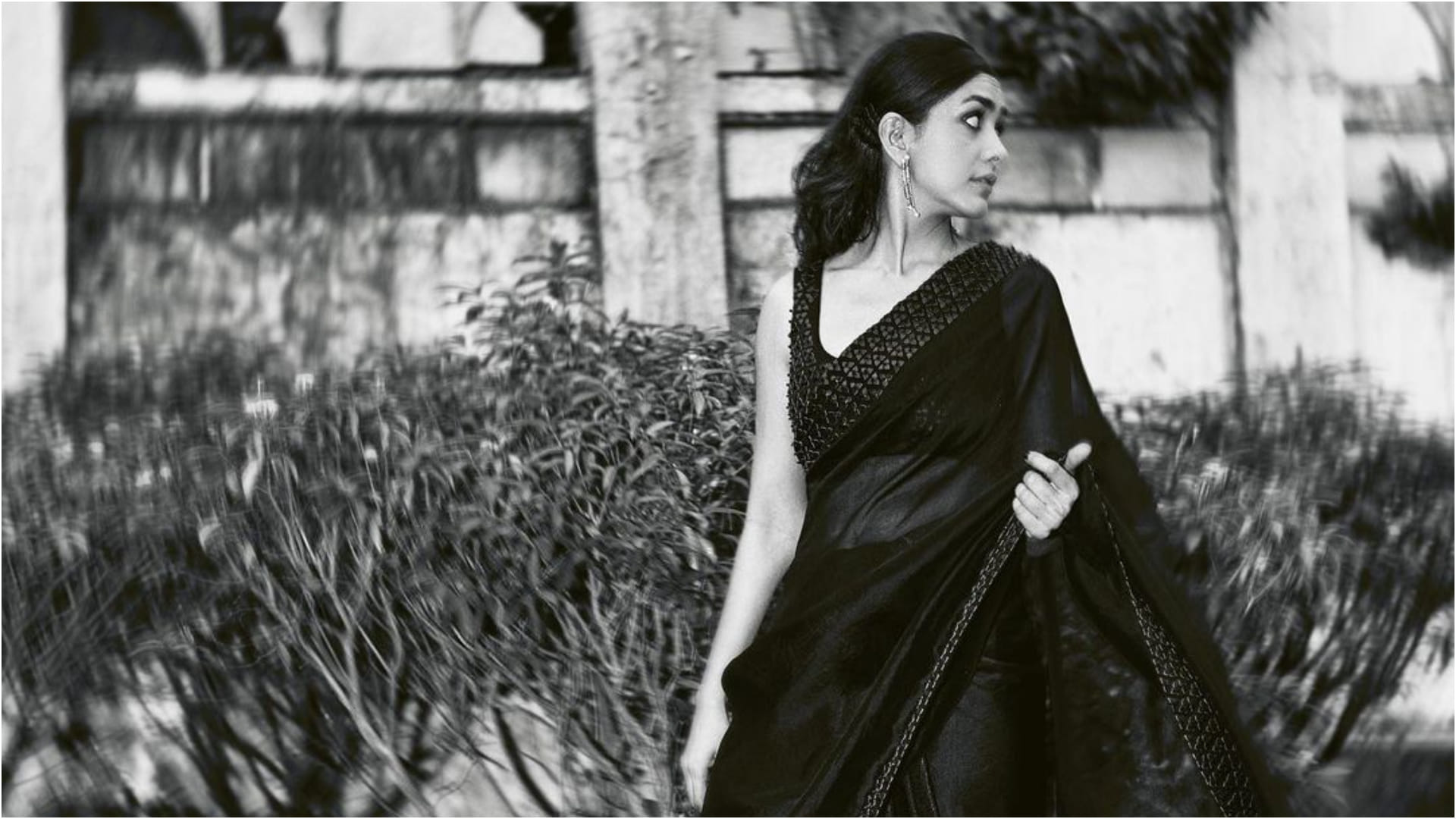 mrunal thakur jersey actress vintage look in 82k black saree