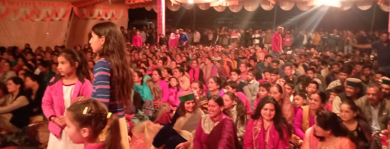 Devotees dance on the hymns of Kuldeep, Rakhi